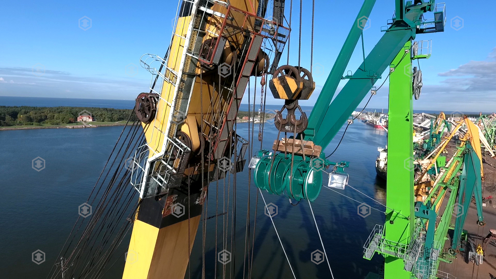 Assembly and installation of TUKAN gantry cranes